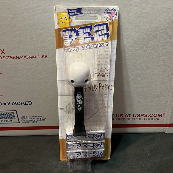 Voldemort PEZ, Hermione Prop Costume Wand,and Albus Dumbledore holographic card - Picture 3 of 9